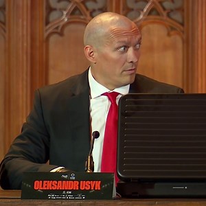 3.9M views · 44K reactions | Oleksandr Usyk REVEALS what is in his briefcase  #UsykFury2 | #RiyadhSeason | Dec 21 | Sky Sports Boxing | Facebook