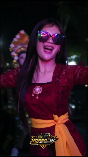 Dancer Della Poys top markotop