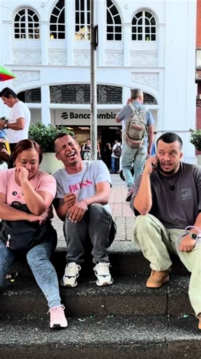 Dolor de Estómago de Risa: Un Aumento de Ojos