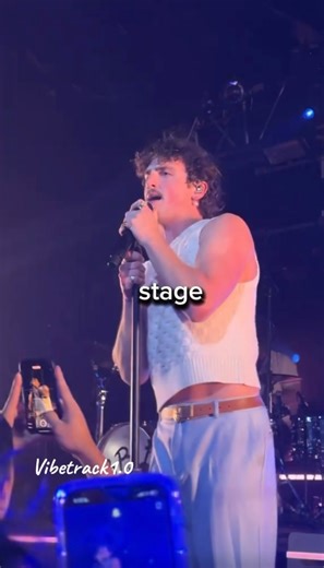 Benson Boone Picked Up a Fan’s Phone — Then Did THIS 😳😂 #bensonboone #shorts