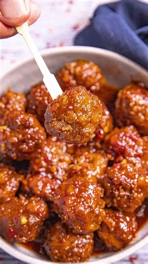 This recipe for meatballs with grape jelly is easy to make with frozen or homemade meatballs, the perfect party appetizer, and customizable! Includes recipe for easy meatballs! 🍇🍯🍖 Ingredients: FOR THE MEATBALLS 2 pounds ground beef or use a mix or ground beef and ground pork 2 eggs beaten 1 small onion finely chopped 1 jalapeno pepper finely chopped (optional, for a spicier version) 4 cloves garlic finely chopped 1 teaspoon paprika 1/2 teaspoon cumin Salt and pepper to taste ½ cup Panko brea