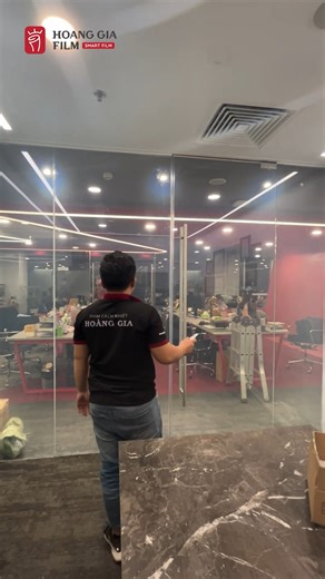🌻Hello Bình Yên💓 Chúc Quý khách ngày mới An Lành 💓 🏃‍♂️🏃‍♂️🏃‍♂️Kỹ thuật Hoàng Gia Film hoàn thiện lắp đặt Film điện thông minh cho Văn phòng 🔶🔶LỢI ÍCH KHI DÁN FILM ĐIỆN THÔNG MINH: ✅ Trong suốt hay riêng tư chỉ cần sử dụng remote chưa đến 1s ✅ Hiệu quả cản nhiệt cao nhờ khả năng ngăn tia UV 99% ✅ Cách nhiệt, làm mát không gian nhanh chóng ✅ Tăng tuổi thọ sử dụng của các đồ dùng trong nhà ✅ Bảo vệ sức khỏe gia đình, tiết kiệm chi phí làm mát ✅ Không gây nhiễu sóng, cản sóng GPS, 5G. ✅ Khô