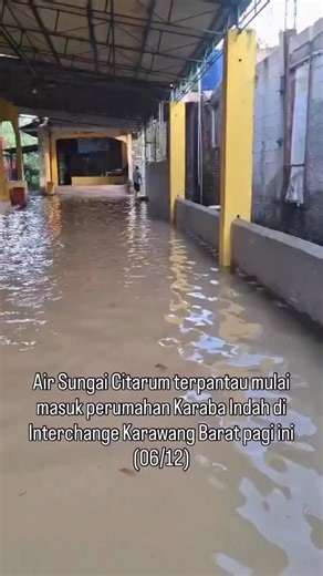 KARAWANG | Halo Karawang on Instagram: "Terpantau luapan sungai citarum mulai masuk ke perumahan Karaba Indah di Interchange Karawang Barat pagi ini, Sabtu (06/12) Update dari pos pantau PJT di jembatan Kedunggede, statusnya sudah masuk siaga 1 🎥 @karawanginfo_official"
