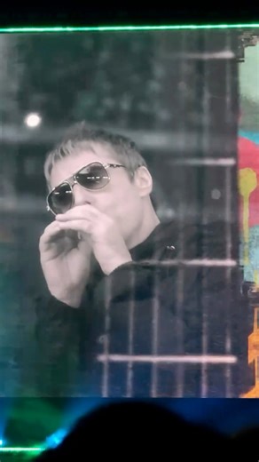 Liam Gallagher during Noel solo guitar (Tokyo, 26.10.2025) 🇯🇵 📹 Anaïs Gallagher | Liam Gallagher Fanpage