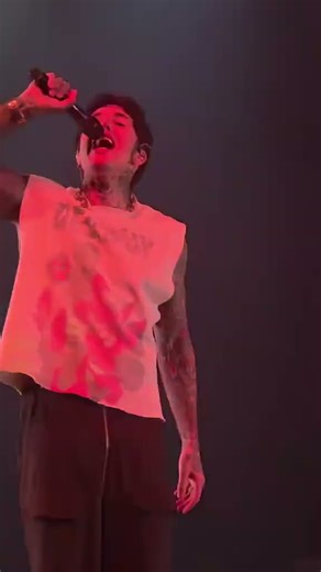 Happy song 🔥 #ytshorts #concert #bmth #bringmethehorizon ‪@BringMeTheHorizon‬