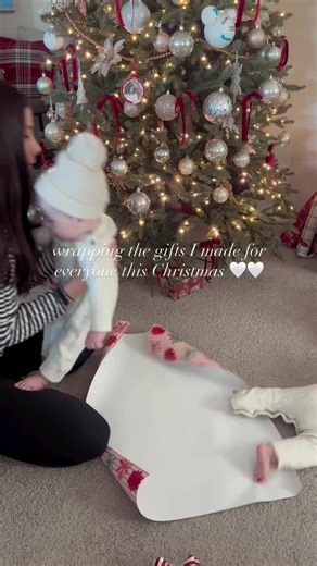 I honestly don’t know how people get their babies to chill and stay wrapped, because mine were absolutely not cooperating 🤣 No calm poses, no perfect wrap… just chaos, giggles, and tiny personalities already shining through. Still, hands down the best present EVER and I wouldn’t change a thing 💕👶👶 Thank you: @m_hurtado 🍒 Don’t guess. Parent with confidence ✅ Learn from the pros 🔗 Link in bio @allabouttwins . . . #twins, #twinmom, #mommylife, #baby, #momlife, #twinlife, #doublethelove, #rea