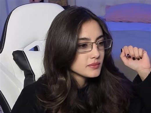 Chat: Don’t the excessive (people) bother you?Zeudi: No, there’s just one thing that maybe feels a bit strange to me. It doesn’t really bother me, but I do find it a bit odd. Example: I’m doing the shopping, I’ve got bags in my hands, basically I’m in a difficult situation. Imagine a situation like that, where you can’t just break away because you’re busy and you’re in a hurry. Of course, it makes sense that someone might stop you for a minute or so, it doesn’t really change anything.But what cr