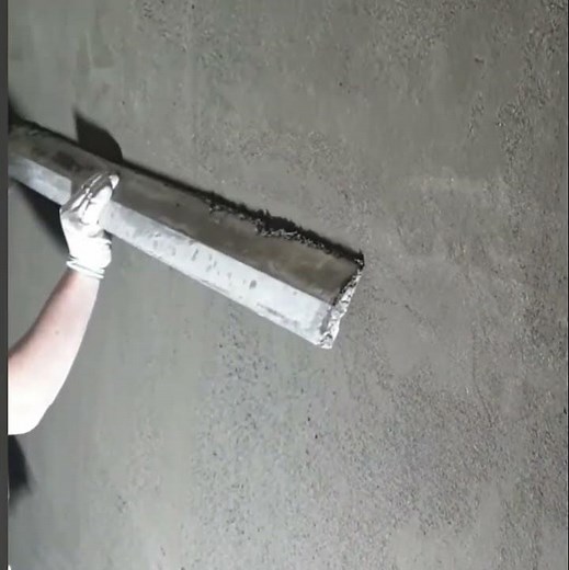BADKAMER MUREN VLAK MAKEN 🧱 | Afgehakte Muren Egaliseren met Cementstuc (Knauf / Omnicol) #cement