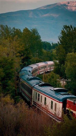 📍Doğu Ekspresi, bir yolculuktan fazlası… Rayların ritminde, manzaraların büyüsünde, zaman yavaşlar… Her durakta bir hikâye, her vagonda başka bir hayal saklıdır. Video: Mustafa Başgöze #DoğuEkspresi #BirYolculuktanFazlası | Erzincan Valiliği