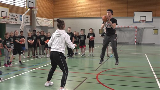 51K views · 269 reactions | This is a great activity for beginners to work on passing and controlling their body mid-air. Activities like this are to open up the solution space, allowing players to then act upon more affordances in our live CLA activities. | Transforming Basketball | Facebook