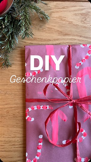 Jelena | Kindheit in Farbe 🌈✨ on Instagram: "🎁 Geschenkpapier selber machen – mit Kindern Manchmal braucht es gar nicht viel: Papier, Fingerfarben, eine Kartoffel und kleine Hände, die ausprobieren dürfen. Diese zwei Druckideen sind ✨ schnell gemacht ✨ kinderleicht ✨ perfekt für last minute Geschenke Ideal für ruhige Bastelmomente im Advent 🤍 Speicher dir das Reel ab, wenn du dieses Jahr Geschenke persönlich & kreativ verpacken möchtest. #geschenkpapierdiy #diymitkindern #bastelnmitkindern #a