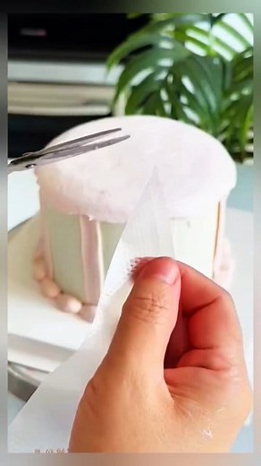 Ruffles cake decorating hack 🥰😍 #cakedecorating #rufflecake #cakedesign #cakeart | Sahlitte B. Del Valle