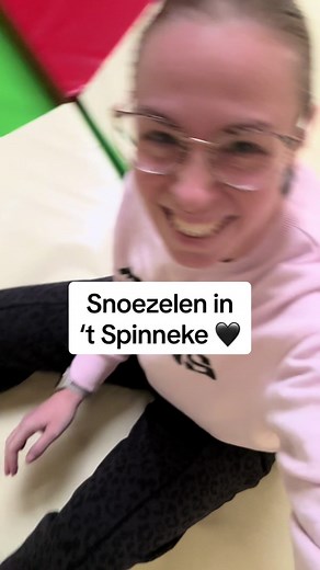 Vandaag zijn mijn klas en ik gaan snoezelen in ‘t Spinneke in Kontich. Super zinvolle activiteit voor kinderen met een beperking en een grote rust bij autisme. Vroeger kwam ik hier ook al met Lorena om tot rust te komen en het blijft elke keer opnieuw een geweldige ervaring ❤️ #snoezelen #handicap #autisme #relaxing #disability