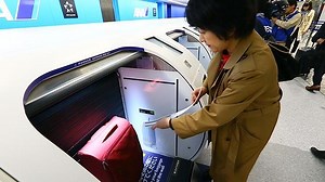 自動で荷物預け　待ち時間半分　新千歳にＡＮＡが新機器（動画）：北海道新聞デジタル