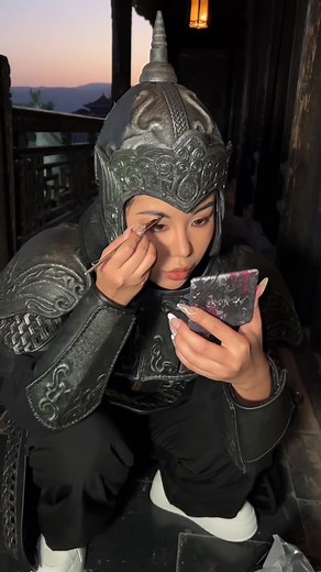 Tutorial of Mulan’s soldier look and Behind the scene of the Chinese transition video That armor is really hot 😫but thx a lot for my mum’s help I got the clips🥹 I tried many takes for the best experience for your guys and I think it’s worth it 💜💜 . . . . #makeup #mulan #makeuptutorial #makeuptransformation #makeuptransition #bts #behindthescenes