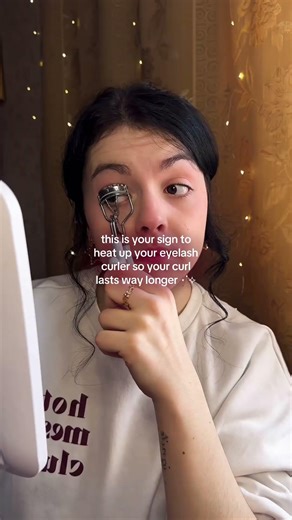 eyelash curler tutorial 🩵 #eyelashes #eyelashcurler #glowup #makeuptips #makeup