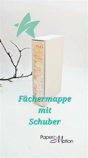 Ulla Müller on Instagram: "ZOOM IM JANUAR @creative.depot ab 19.00Uhr im Shop Buchbindearbeit Wir basteln eine Fächermappe aus Graupappe, Buchleinen und Designpapier. Dazu einen Schuber, der das Album schützt. Ein zweiteiligen Workshop per Zoom Am 20. und 22.Januar 2026 Beginn jeweils um 18.00Uhr Hast du Lust auf diese Buchbinderei, dann schau heute Abend im Shop vorbei und buche dir deinen Platz! #buchbinden #creativdepotdesignteam #ullaspaperinmotion Werbung @creative.depot"