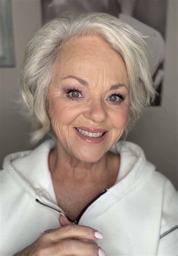 Winter Storm Makeup — cozy at-home edition ❄️💄 Step-by-step routine to feel your best even at home relaxing! What have you been doing to keep busy? ☺️ Eyes- Earth-toned neutrals