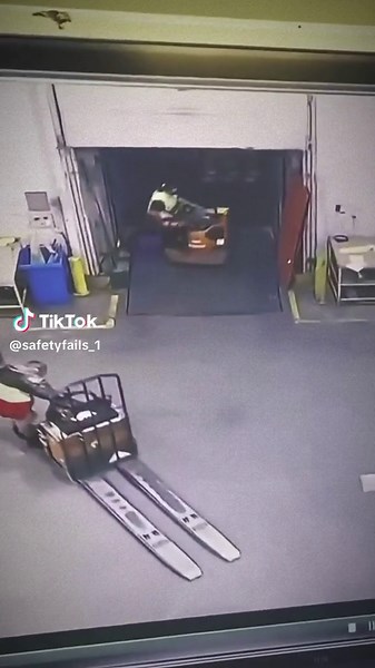 This is WHY We Have Dock Safety Inspections🤯 Join Us Today ➡️@safetyfails_1 - Let’s Increase Workplace Safety👌 #SAFETY #docksafety #osha #safetyinspections #accident #accidents #fails