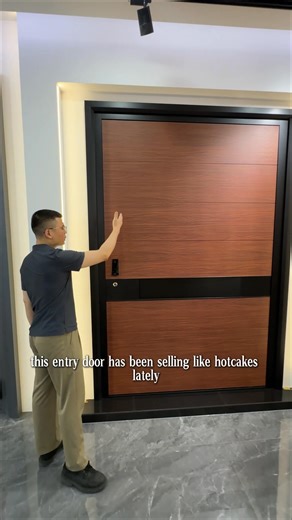 These are the entrance doors that wholesalers, traders, and distributors have been purchasing from us frequently lately. They feature wood-grain baked paint, full aluminum material, and come with smart lock installation. With an overall thickness of 10cm and 13 full-steel bolts, they ensure the safety of your family and property. They are also equipped with a monitoring system, allowing you to see the outside clearly without opening the door—solving the concerns your customers have. Customizatio
