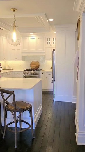 Designs By Joseph Reategui Beautiful Clasic Kitchen, Babylon NY #longislandkitchen #whitekitchen #lakevilleindustriesfarmingdale #designsbyjosephreategui #lakevillekitchenandbath #medallioncabinetry #kitchenorganization #fyp #longislanddesigner #babylonbayhamptonbayconstruction #babylonbayconstruction