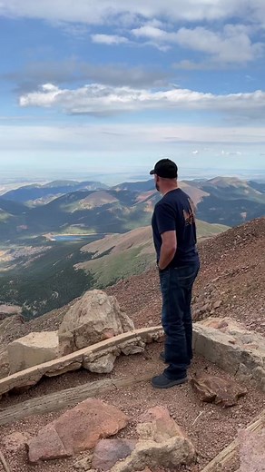 Breathtaking scenery and George Strait, does it get any better! #roydinges #ariat #lucianowesternwear #tratterhouse
