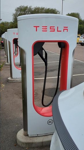 Charging a Tesla at a Supercharger is SUPER EASY!