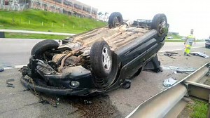 🚨PLANTÃO COMANDO🚨 Um motorista atravessou canteiro central e invadiu a pista contrária, e capotou o carro na Rodovia SP-75 em Indaiatuba SP. O acidente aconteceu na tarde deste sábado (7). | Comando Notícia