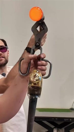 Molten Glass Art: Watch the Transformation!