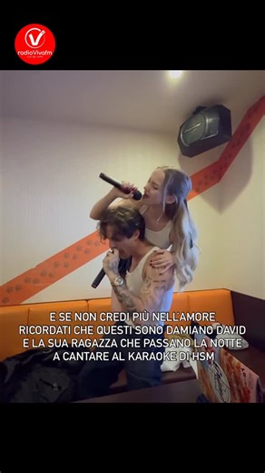 Radio VivaFm on Instagram: "😍 Un’amore da Troy e Gabriella di High School Musical 🎤 👉🏽Damiano David e la fidanzata Dove Cameron non si fanno mancare niente, e nel tempo libero si divertono a cantare insieme e abbracciarsi in una serata al Karaoke. 🥰 Vi piacciono insieme? Che ne pensate? Per tutti i video e le news segui @radio_vivafm #damianodavid #damianoanddove #dovecameron #damianomåneskin #cantanti #karaoke"