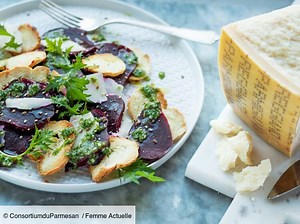 Salade de betterave rouge, parmesan et sauce aux herbes facile et rapide : Découvrez toutes les recettes de Femme Actuelle