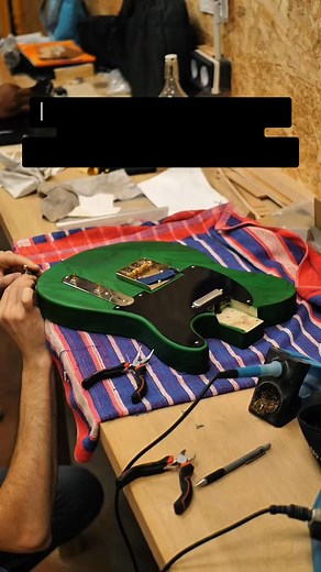 🛠 Fabrique ta propre guitare… en 3 semaines chrono ! Et si tu passais de passionné à artisan en quelques semaines ? Grâce à notre formation courte CAP ATIM, tu apprends à fabriquer ta propre guitare de A à Z en seulement 3 semaines. Encadré(e) par des luthiers pro, tu découvriras : 🎸 l’assemblage, le façonnage, les réglages, 🎯 les gestes de l’artisanat d’art, 🔩 et à la fin : ta guitare, 100 % faite main, prête à jouer. 📅 Prochaine session : octobre 2025 📍 À Fronton (31) – places limitées �