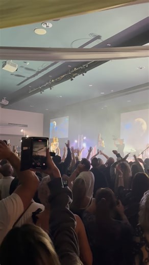 What’s it like to attend a ‘Back To The Mac — The Fleetwood Mac Experience’ show? ✨🎩🌙 Expect goosebump harmonies. Expect guitar lines that bite and shimmer. Expect moments where the crowd sings louder than the band. It’s intimate, powerful, and unapologetically authentic — the kind of night where strangers become a choir and every song feels personal. It’s not just a concert — it’s a full-scale return to the Rumours era. ✨🎩🌙✨🕊️ From the first harmony to the final encore, Back To The Mac – T