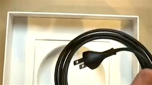 Mac mini接口丰富，含四个USB-A、两个Thunderbolt/USB 4及HDMI，满足外接显示器、键盘、硬盘等设备需求，提升工作效率，适合办公与创作