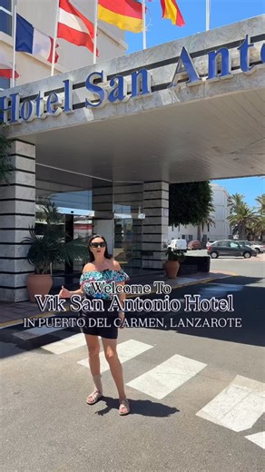 This 4* hotel has all the ingredients for a getaway filled with sun, sea and sand – it’s perched right on the edge of Pocillos Beach and has two big pools to its name. The Vik San Antonio Hotel is just footsteps away from the caramel-coloured sand of Playa de los Pocillos, so it’s easy to swap poolside for seaside. Plus, the infinity pool comes with sweeping sea views. This place has secured a first-rate postcode. Not only is the beach right on your doorstep, but the shops, bars and restaurants 