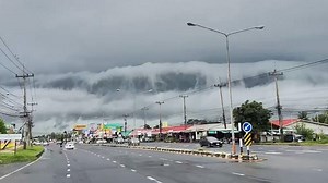 Thai locals shocked by terrifying 'tsunami wave' cloud looming above