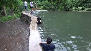 Bañando en las piscinas de agua natural que pasa del rio, un lugar en contacto con la naturaleza!! | El Salvador en Imagenes