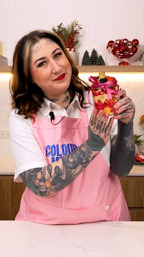 This Sweetsmas is all about having fun in the kitchen 🎀 and not making baking a chore 🙅🏼‍♀️ Here’s Alex’s Christmas Trifle in a jar made using: 🎄 Raspberry Chocolate Drip 🎄 Gold Glitz Blend mixed into jelly 🎄 Custard, scroll cake, berries 🎄 Colour Mill Piping Bags | Colour Mill