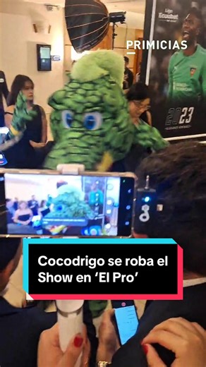 ¡Cocodrigo dice presente! La mascota de Liga de Quito está nominada a la mejor mascota del año en la gala El Pro. #fyp #ldu #futbol #futbolecuatoriano #ligadequito