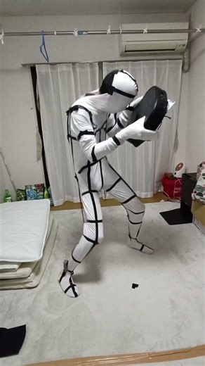 ルンバに反応してしまう8番出口のヤツ #8番出口 #タイルマン #懐かしい #コスプレ