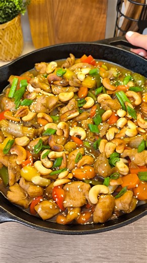 Joelle chehwan njeim on Instagram‎: "SAVE THIS RECIPE! Chicken Cashew Nut, with no added sugar, made it today with fresh orange juice. It’s sweet, savory, and full of flavor. For the Chicken Marinade 1 kg chicken breast, cut into cubes 3 Tbsp light soy sauce 1 Tbsp oyster sauce 1/2 tsp white pepper 1 tsp garlic powder 1/2 tsp baking soda (helps tenderize the chicken) 1 1/2 Tbsp cornflour Mix everything well and let the chicken marinate for 20–30 minutes. For the Sauce 1 cup fresh orange juice 1/