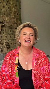 Have you ever encountered the notorious “bad Feng shui” seat at a restaurant—the one where your back is to the entrance? ‌ This awkward placement is unsettling because the Qi, or energy, flows directly toward you, leaving you unable to fully relax and enjoy your meal. ‌ Kelly x ‌ #FengShui #FengShuiTips #FengShuiHomes #FengShuiHealth #InteriorDesign #FengShuiRestaurant #Energy #HealthyHomes #FengShuiTip #FengShuiLifestyle | Kelly McCloskey Feng Shui