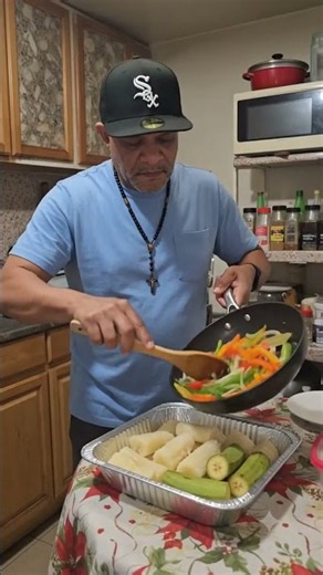 Ensalada criolla de yuca y guineo verde con vegetales crujientes.alo en casa receta fácil