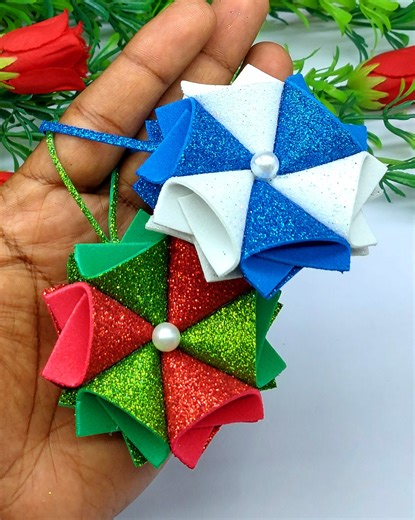 🎄❄In this easy, step-by-step tutorial, we show you the simple paper folding and cutting techniques to create stunning, intricate snowflake designs that look professionally made.🎄❄ #christmascrafts #papercutting #christmasdecorations | Origami Art & Crafts