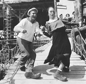 This iconic scene from Popeye a hidden detail that only the sharp-eyed will catch – the untold story behind this scene will shock even the most devoted fans. The answer is in the comments 😳👇🏻 | Everyday Moments