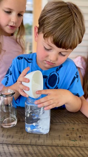 Kamry Vincent | Kentucky Creator on Instagram: "This Dancing Popcorn experiment was so much fun and super easy to do! You should definitely give it a try with your kids. Share this experiment with a mama! 😊 Supplies •Jar •Water •1/4 cup vinegar (can add more as needed) •1/4 cup baking soda •1/8 cup of popcorn kernels 1)Fill your jar just over halfway with water. 2)Add the baking soda and then the corn kernels. 3)Now add in your vinegar and gentle mix for a couple of seconds. Have fun watching!