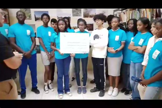 Remise de chèque à l'ONG Action Contre la Faim . Cette année encore les élèves du LFSE ont remis un chèque à l'ONG ACF (Action Contre la Faim), dans le cadre de la course organisée au sein du LFSE. C'est au cours d'une cérémonie à laquelle ont participé Mme GUIOT-ZIMMERMANN, Conseillère de Coopération et d’Action Culturelle, Directrice des Instituts Français du Burkina Faso, Mme Dalila MESSEGHEM, Proviseure et Messieurs ZERBO et ROUAMBA Responsables Pédagogiques du projet, que le chèque d'un mon