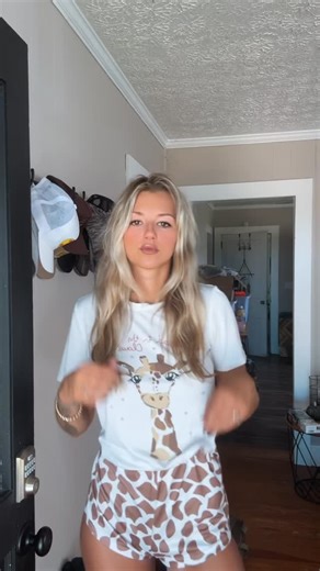 Carlie Nicole朗 on Instagram: "POV- from comfy to glam殺 #transition #linkinbio #blonde #beforeandafter"