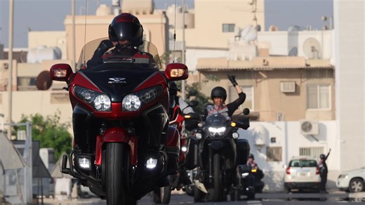 شهر صحة الرجل – موفمبر – في مستشفى الإرسالية الأمريكية نظّم قسم المسالك البولية في مستشفى الإرسالية الأمريكية فعالية توعوية بمناسبة شهر صحة الرجل «موفمبر»، بالتعاون مع بحرين رايدرز وبحرين بايكرز، وذلك يوم الجمعة الموافق 28 نوفمبر 2025 في مستشفى الملك حمد الإرسالية الأمريكية – عالي، بمشاركة أكثر من 200 درّاج. تضمّنت الفعالية المجتمعية محاضرات توعوية، حيث تحدّث الدكتور مونيش شيريان، استشاري المسالك البولية بالمستشفى، عن الوقاية من سرطان البروستاتا، فيما قدّم الدكتور أميت بانجواني، استشاري أمراض ال