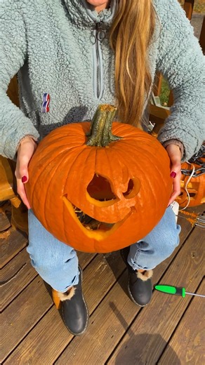 5 Best Jack-O'-Lantern Tips 🎃 Smart tricks to make pumpkin carving a snap and keep your Halloween decorations fresh! #fallvibes #spookyseason #diydecor | Randy & Mandy